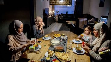 Doa dan Adab Berbuka Puasa, Image by : Robin UTRECHT/ANP/AFP