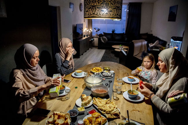 Doa dan Adab Berbuka Puasa, Image by : Robin UTRECHT/ANP/AFP