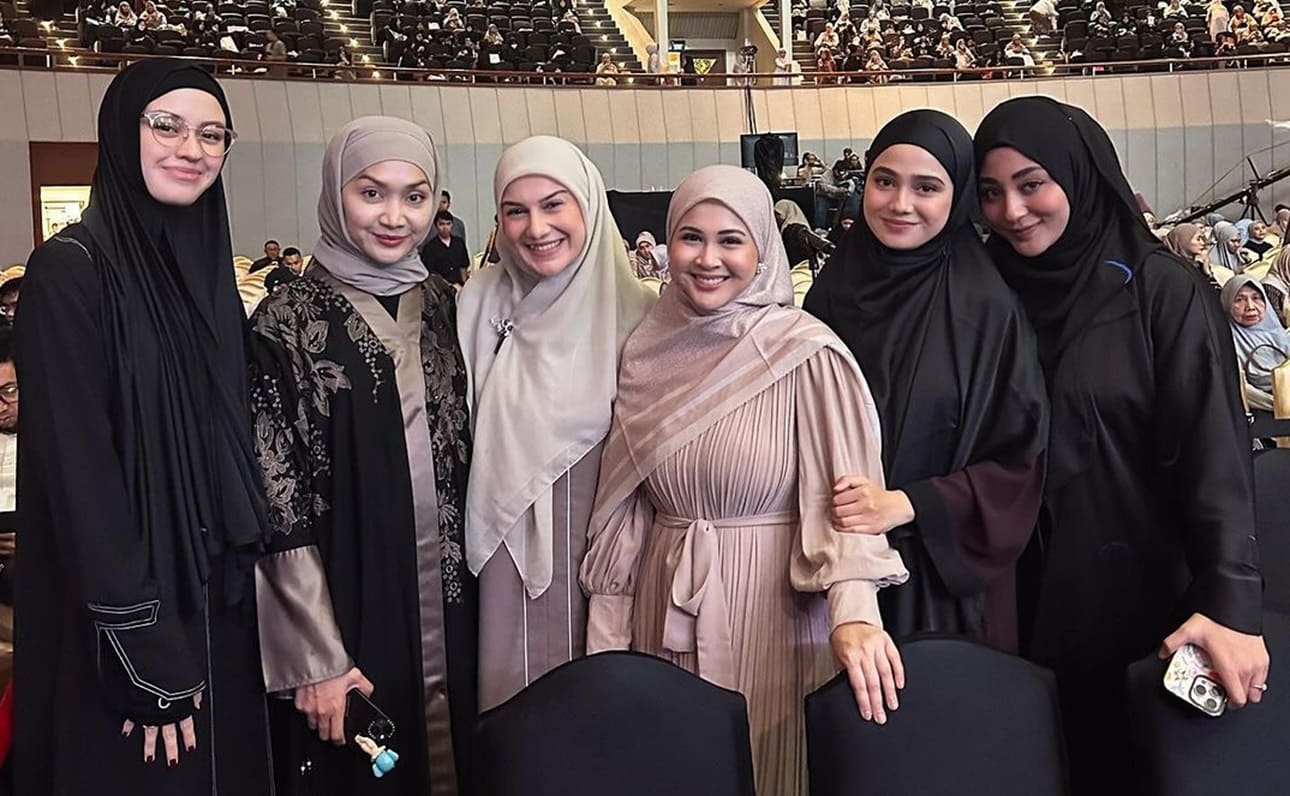 Momen Kimberly Rider Tampil dengan Hijab Hitam, Cantik Banget!